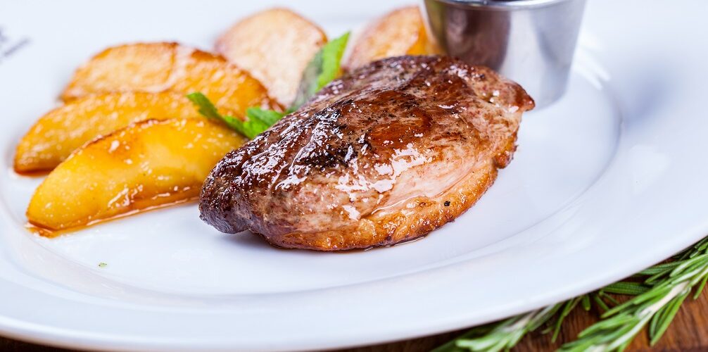 Magret de canard à la sauce aux airelles