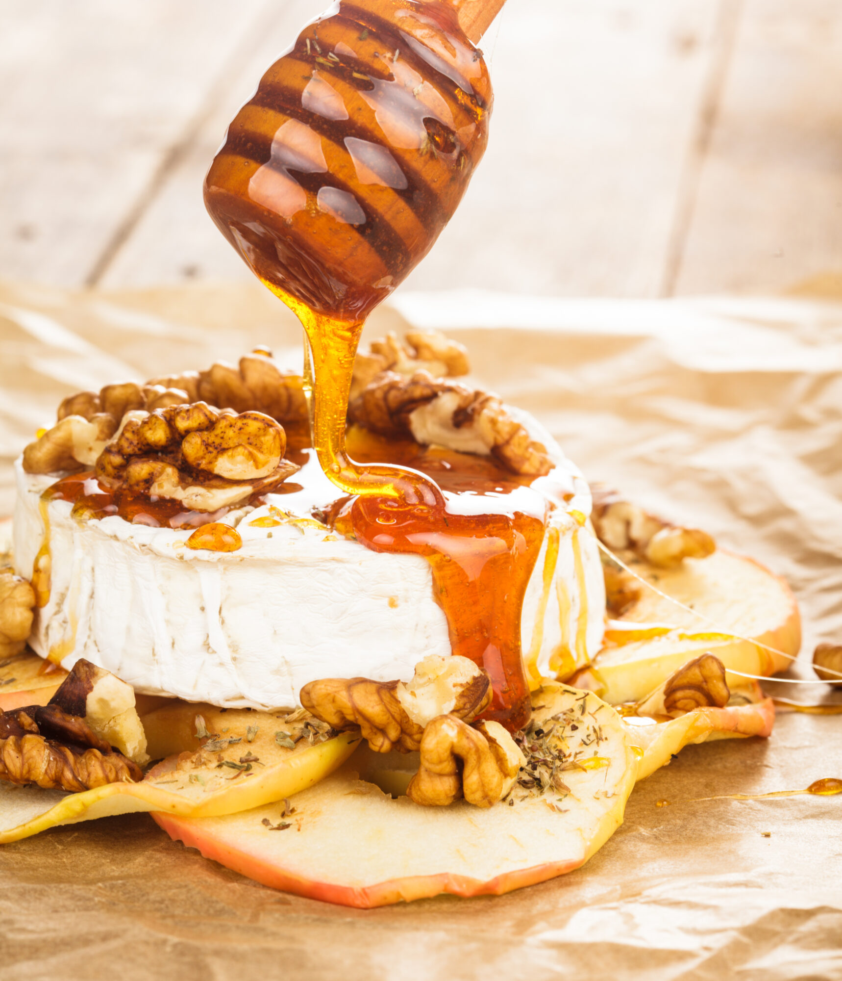 Camembert rôti à la plancha, pommes caramélisées et noix grillées
