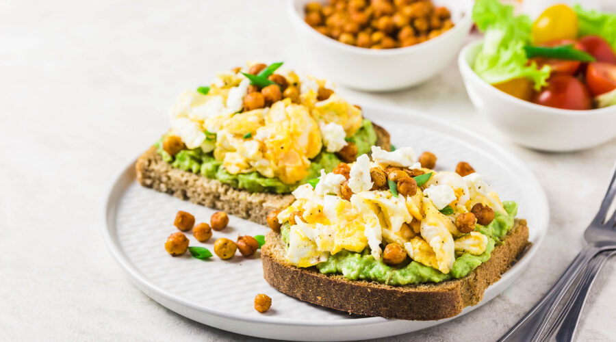 petit dejeuner avocat oeufs