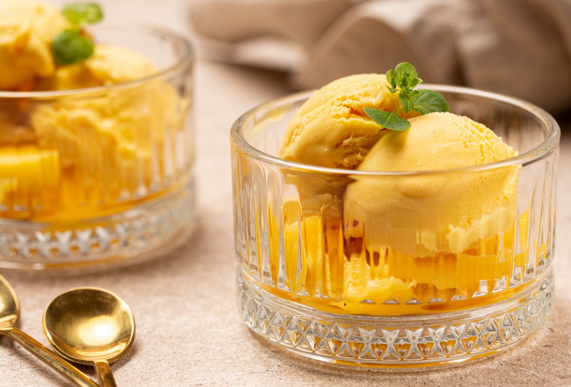 Glace maison crémeuse à la mangue et au fruit de la passion réalisée avec la machine à glace Senya My Little Ice, texture lisse et onctueuse.